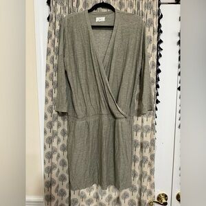Women’s Lou & Grey Large sage green wraparound dress with elastic waist pockets